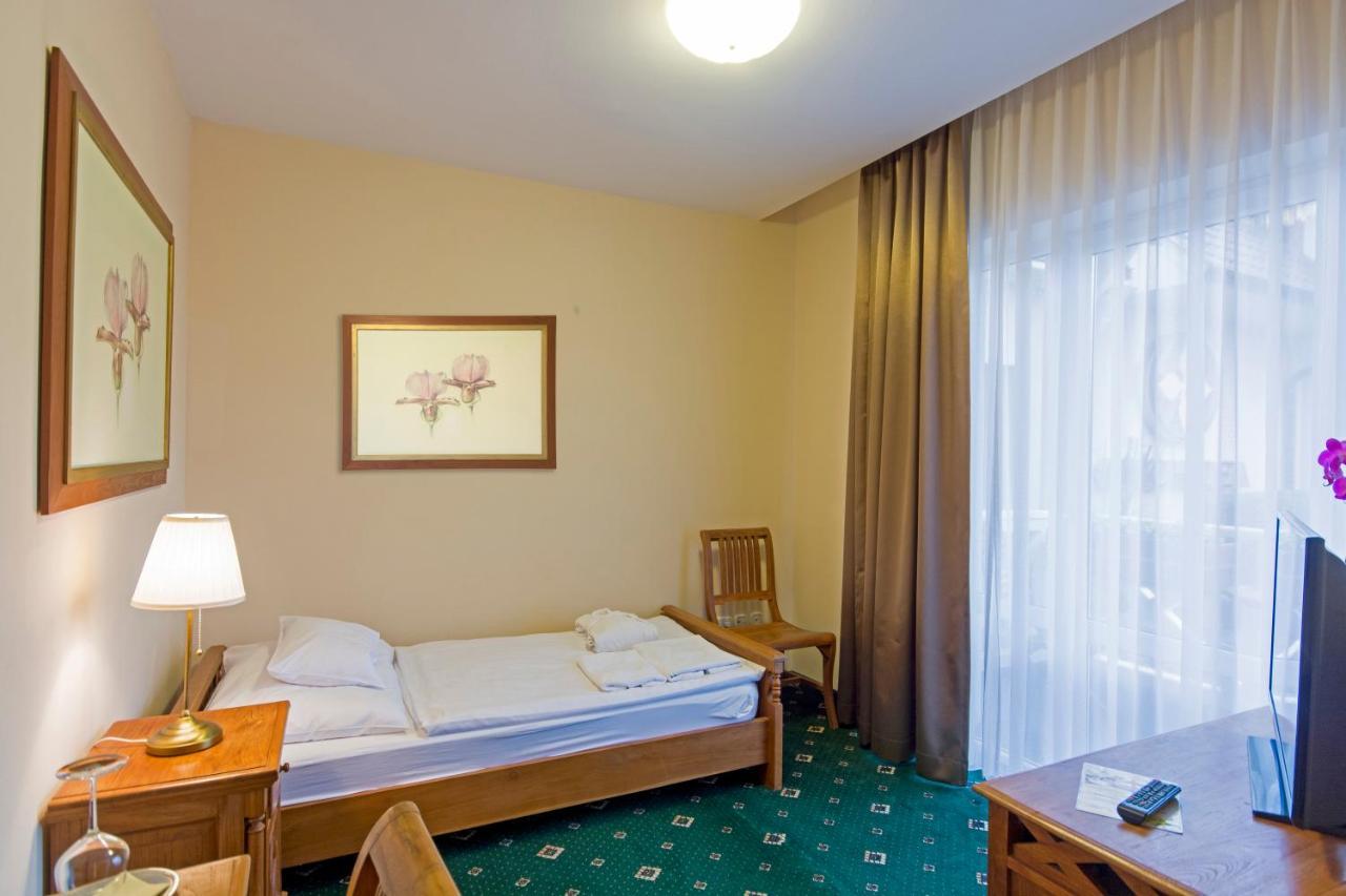 Orchidea Hotel Lipót Dış mekan fotoğraf